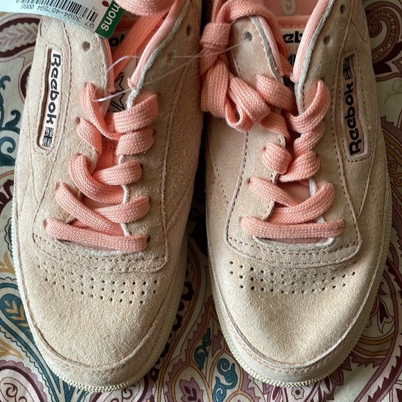 NWT suede Reebok sneakers - Picture 5 of 6